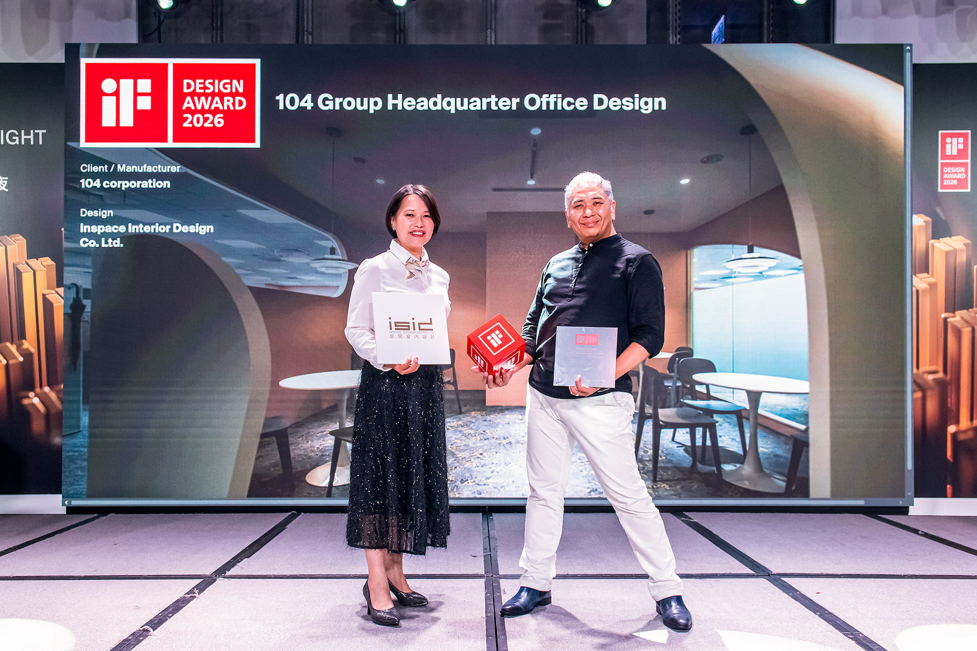居間室內設計以《104 人力銀行總部辦公空間設計》拿下 iF Design Award 2026 室內建築類獎項。共同創辦人呂沛杰、邱美婷夫妻檔攜手站上國際設計舞台。